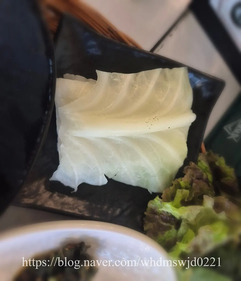 쌈 채소와 반찬이 깔린 상차림