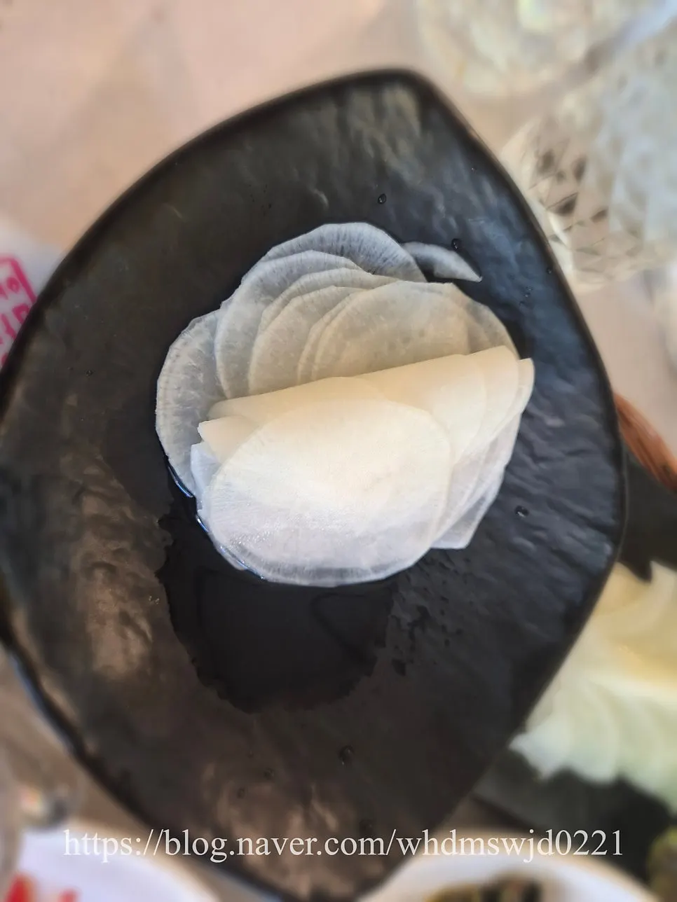 토마토김치 등 밑반찬 접시
