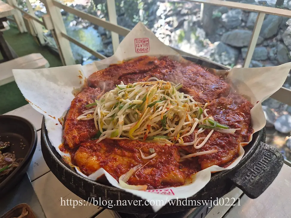 직원이 토치로 마무리한 토마토장 삼겹살