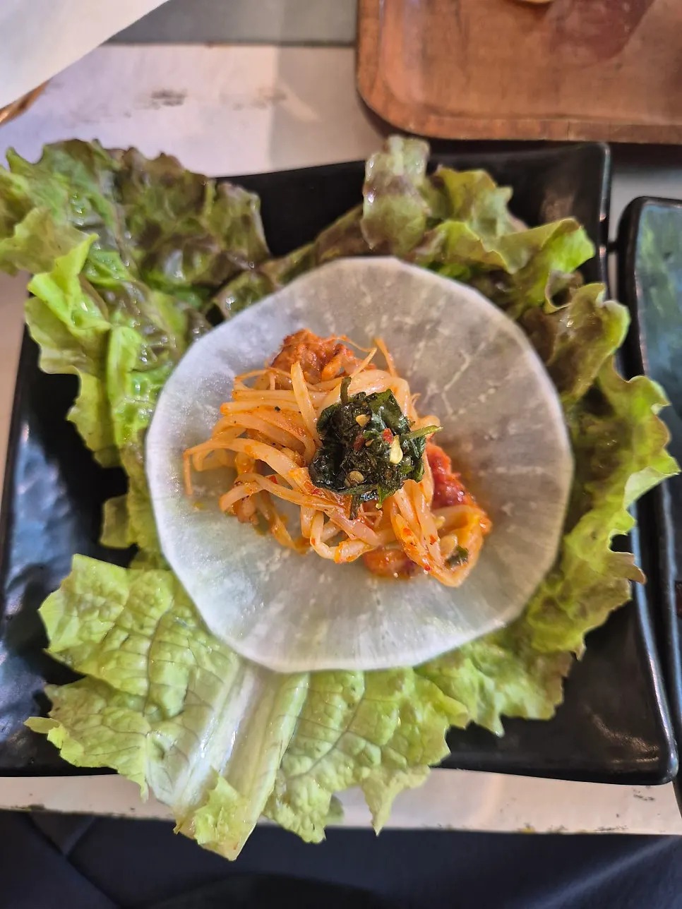 접시에 덜어낸 토마토장 삼겹살