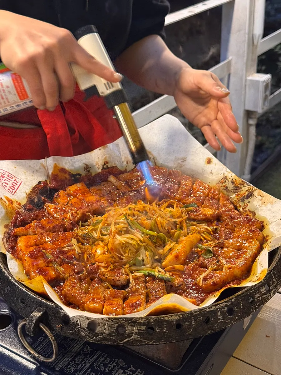 Fully grilled and cut tomato-jang pork belly