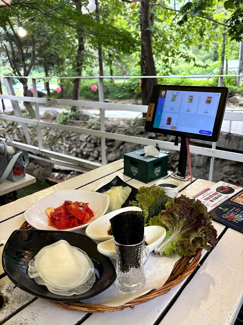 토마토김치와 깻잎장 등 밑반찬