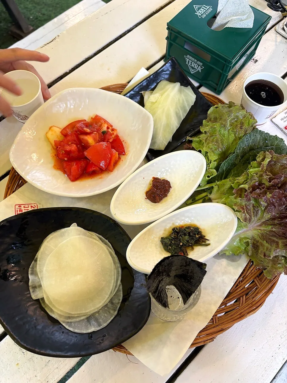 잡채와 전병이 담긴 밑반찬 접시