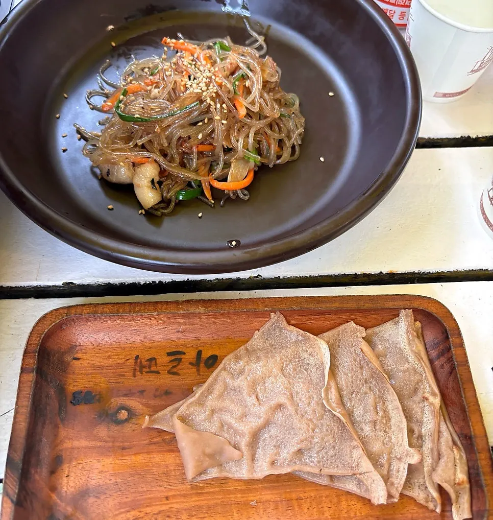 쌈무와 신선한 쌈채소 모둠