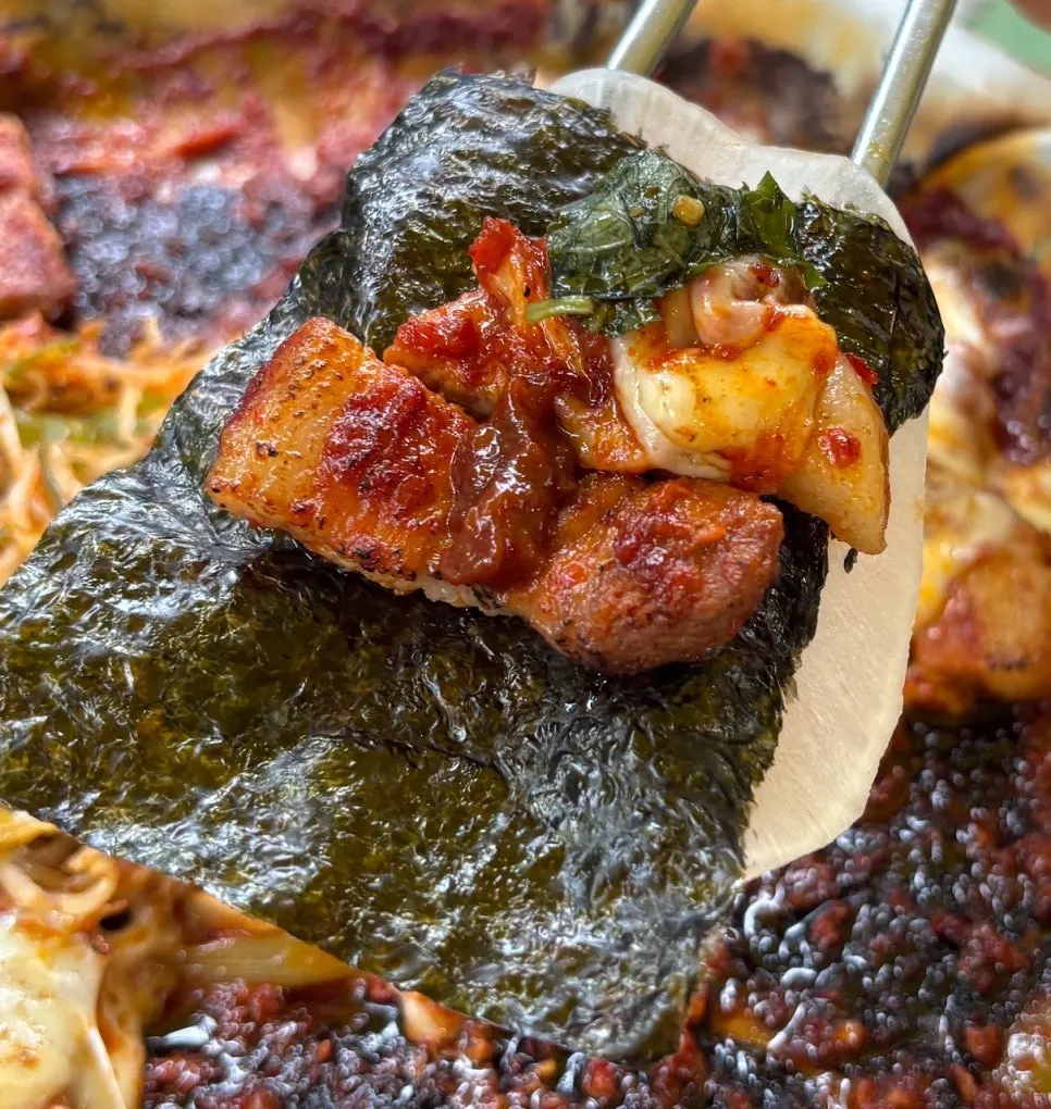 양배추쌈에 올린 삼겹살 한 입