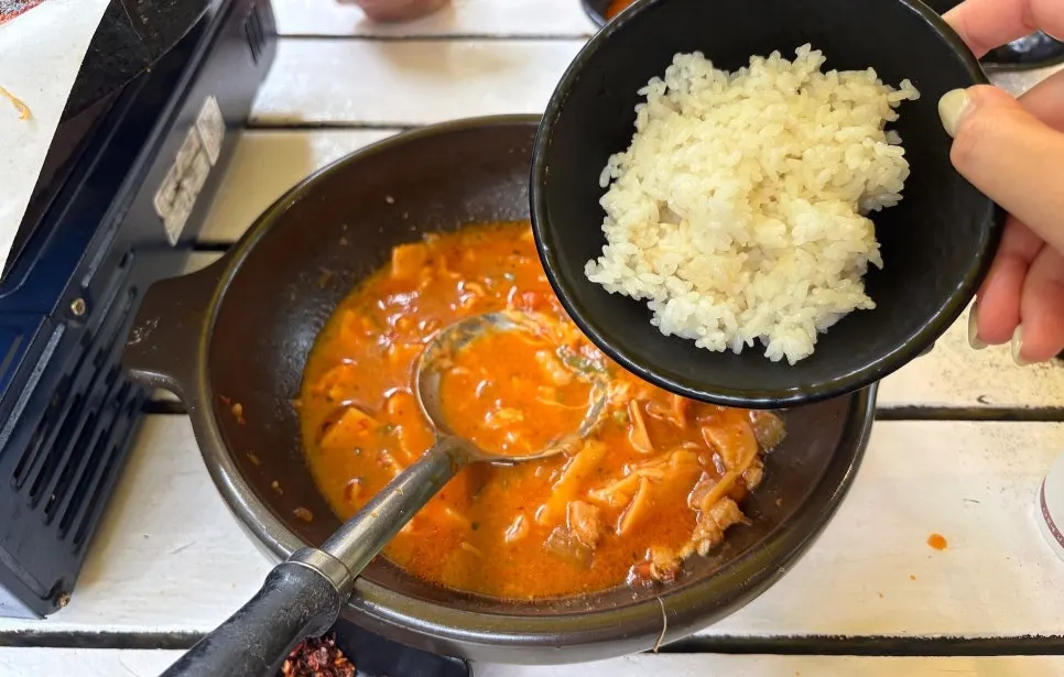 매운가루를 넣은 토마토장 칼국수 국물