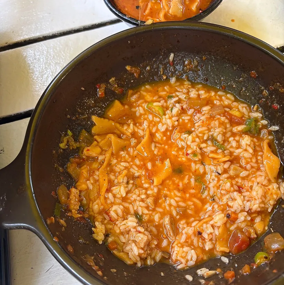 토마토장 칼국수에 밥 말은 한 그릇