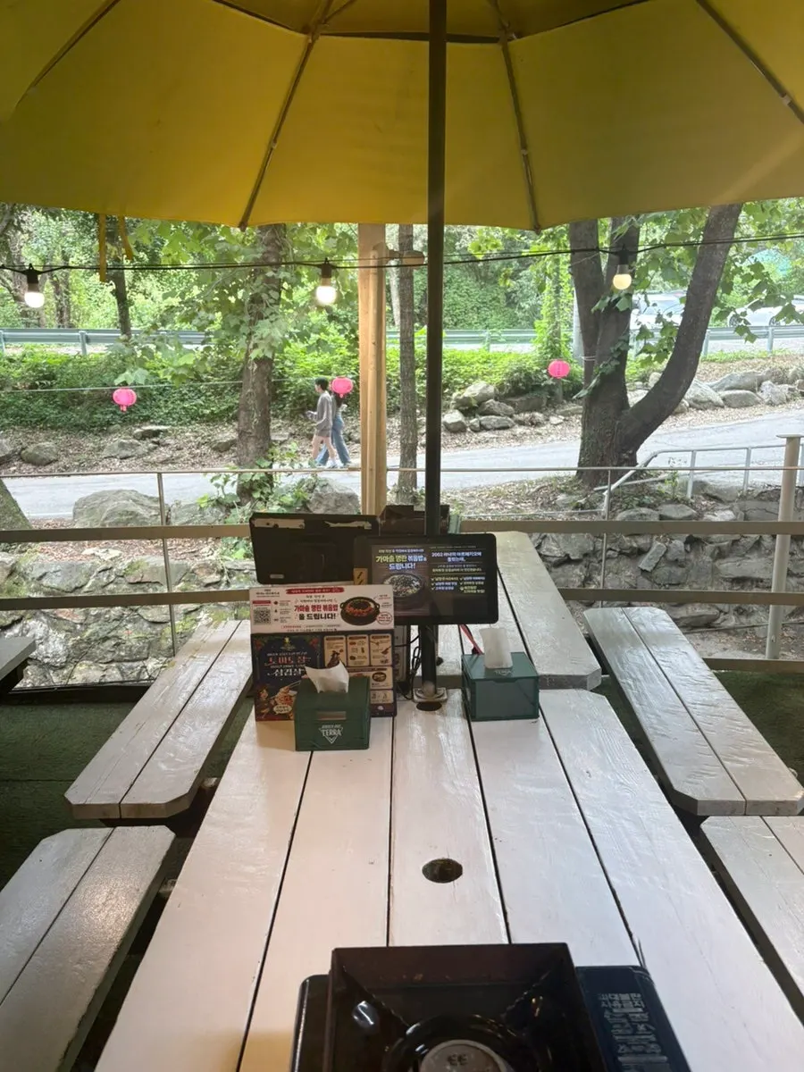 Outdoor tables at 2002 Witch's Arpeggio