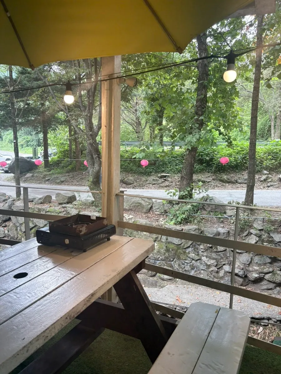 Outdoor seating beside the creek and surrounding scenery