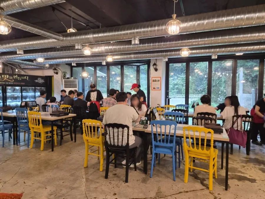 매장에 보관된 토마토장 숙성 항아리