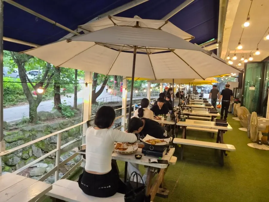 토마토장 숙성 공간과 항아리들