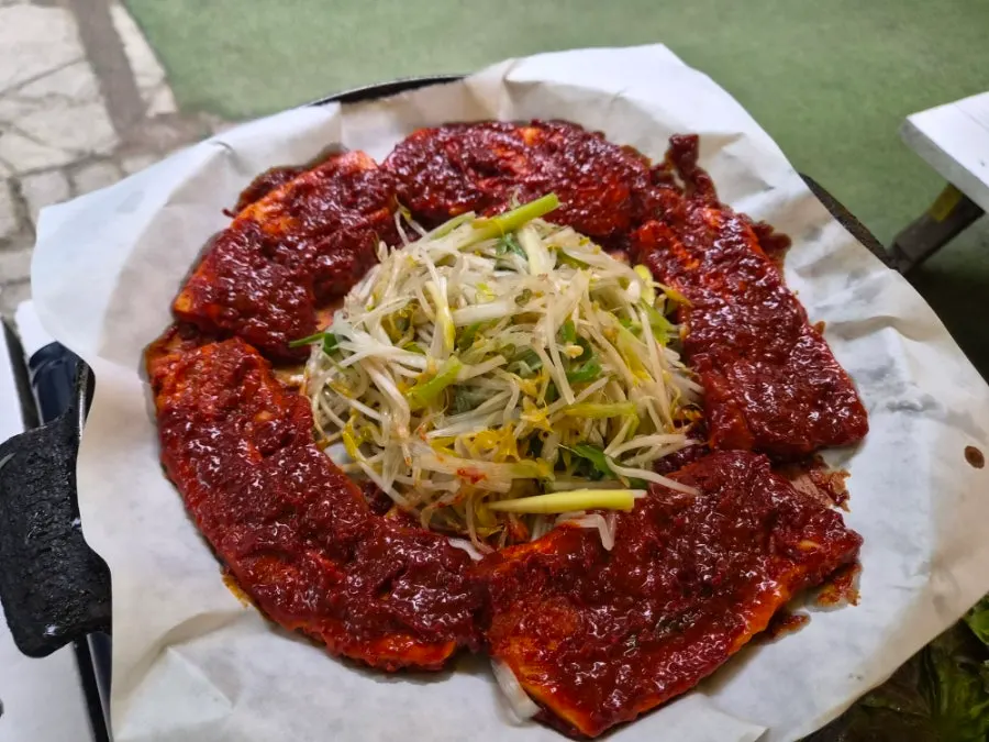 계곡 옆 테이블 세팅