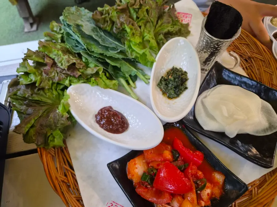 토마토장 양념이 발린 두툼한 삼겹살