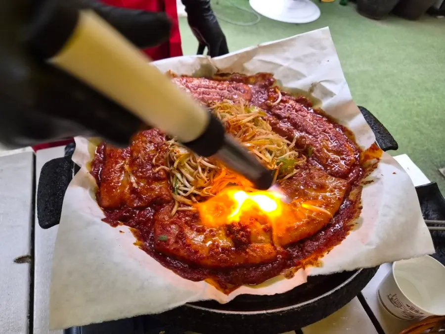 바삭하게 구워진 감자전 단면