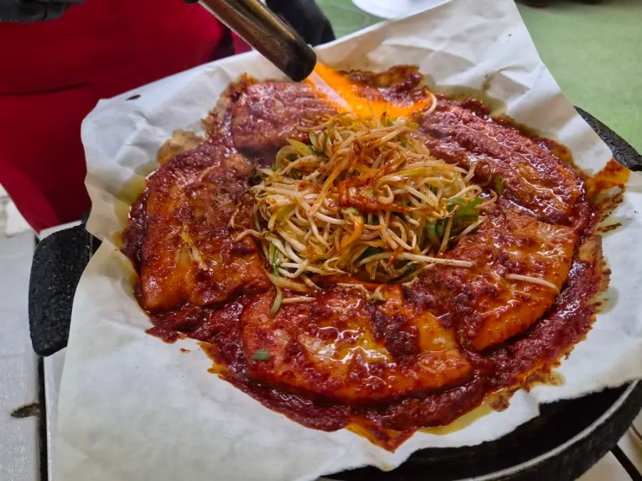 직원이 토치로 불향을 입히는 모습