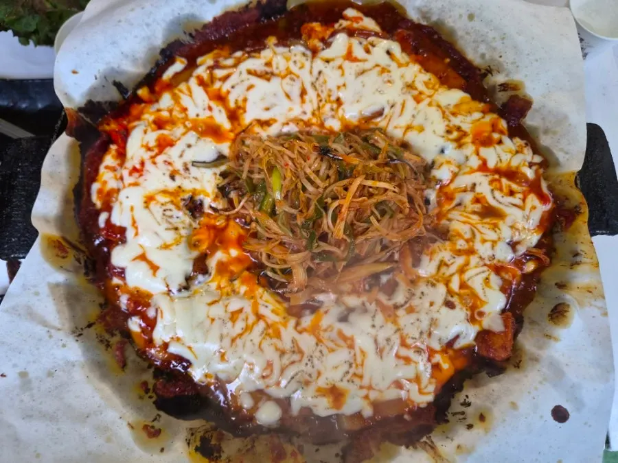 삼겹살 위에 올려진 치즈