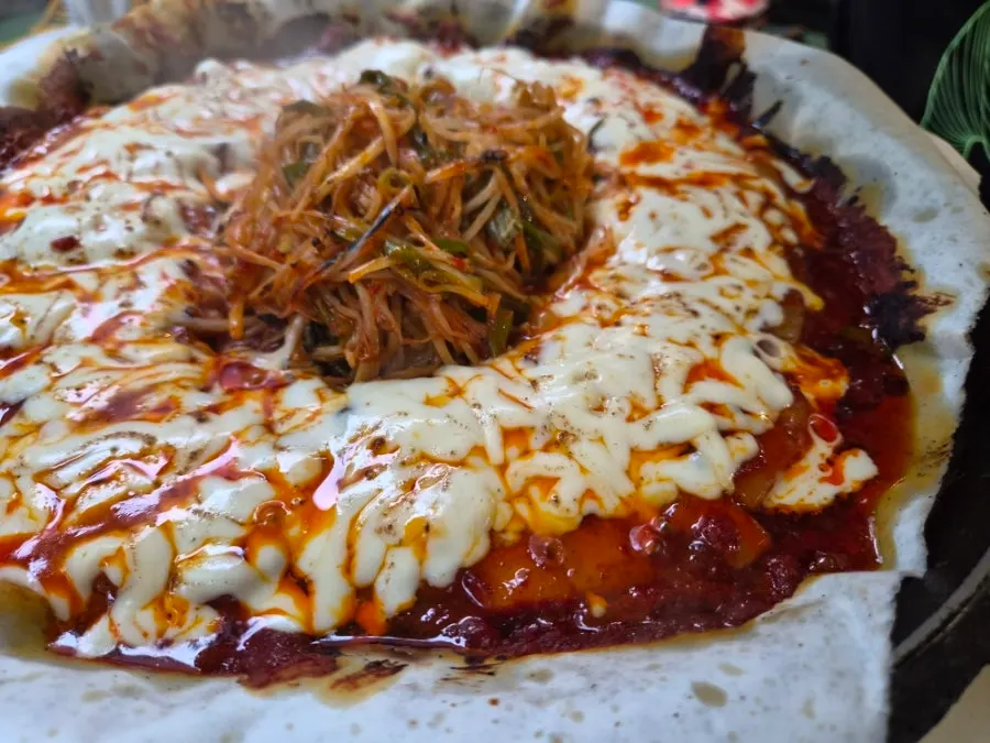 토치로 치즈를 녹이는 모습