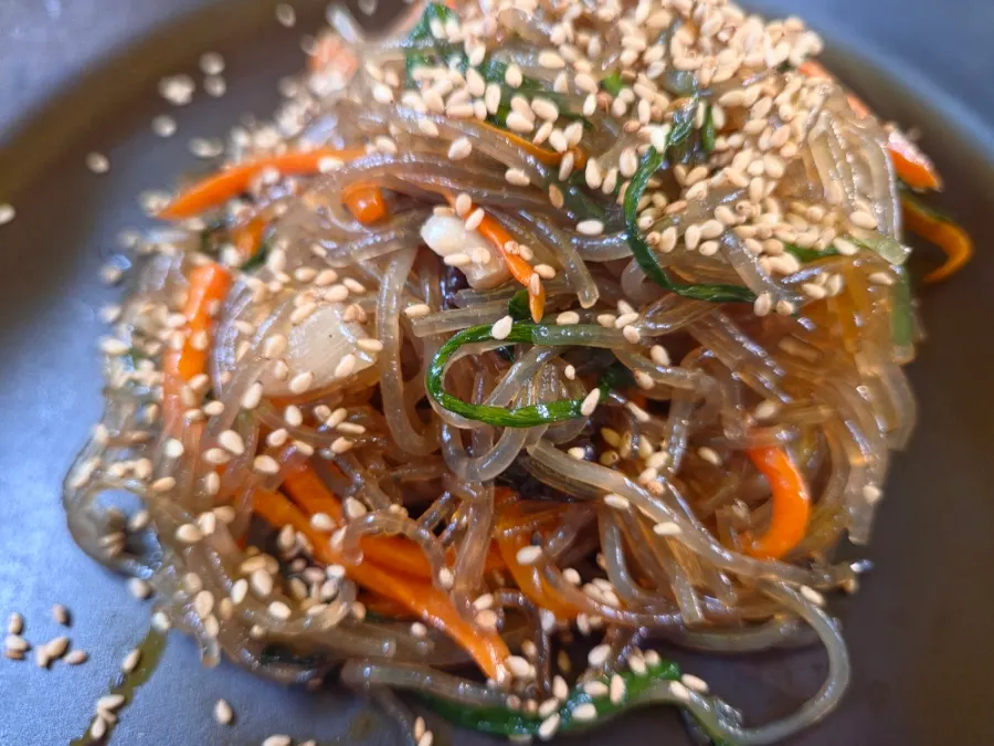 쌈에 올린 치즈 토마토장 삼겹살