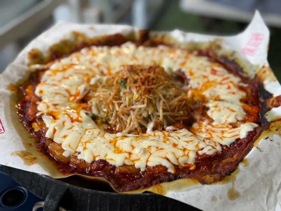 Cheese tomato-sauce pork belly melted with a torch