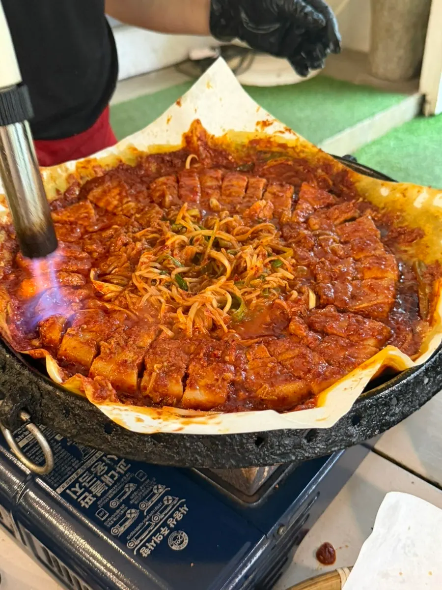 묘적사 계곡 앞 야장 고기집 전경