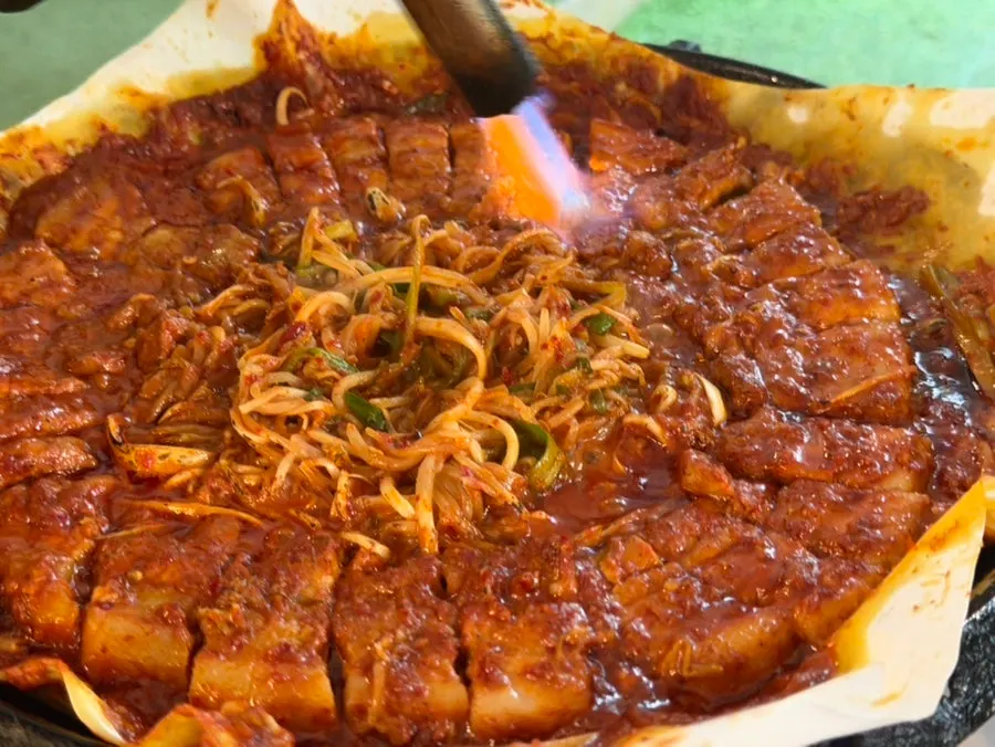 토치로 한 번 구워낸 토마토장 삼겹살