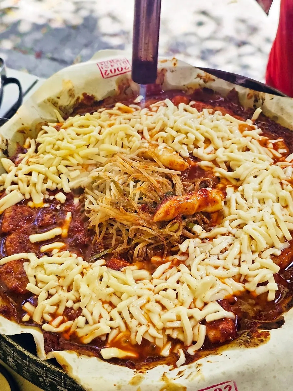 치즈를 듬뿍 뿌린 치즈토마토장삼겹살