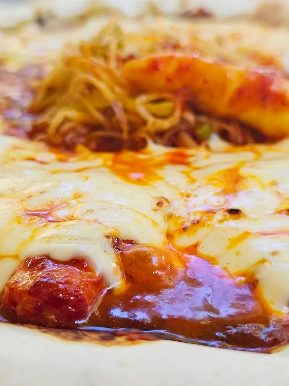 지글지글 끓는 토마토장과 녹은 치즈