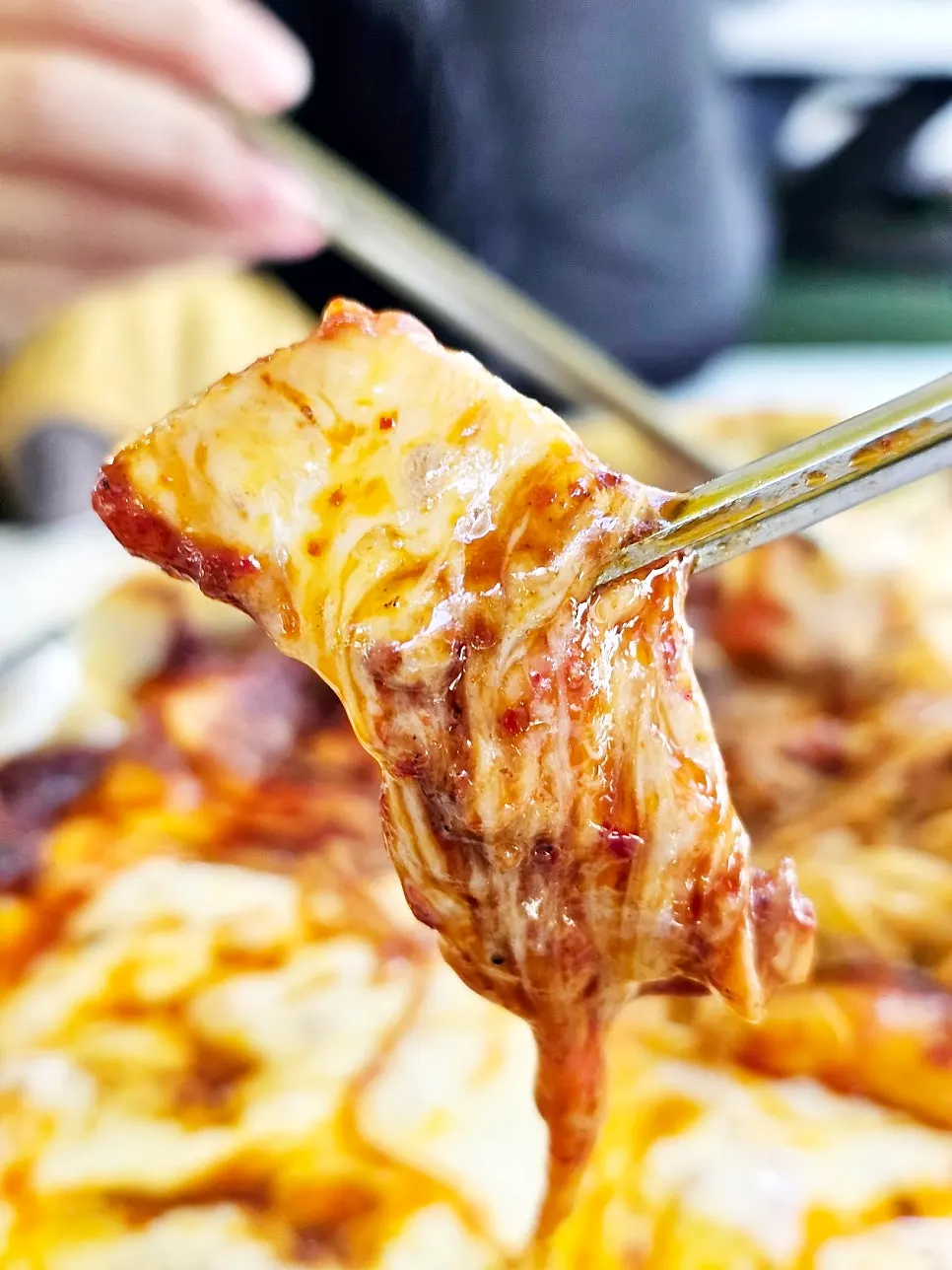 치즈가 늘어나는 토마토장 삼겹살 한 점