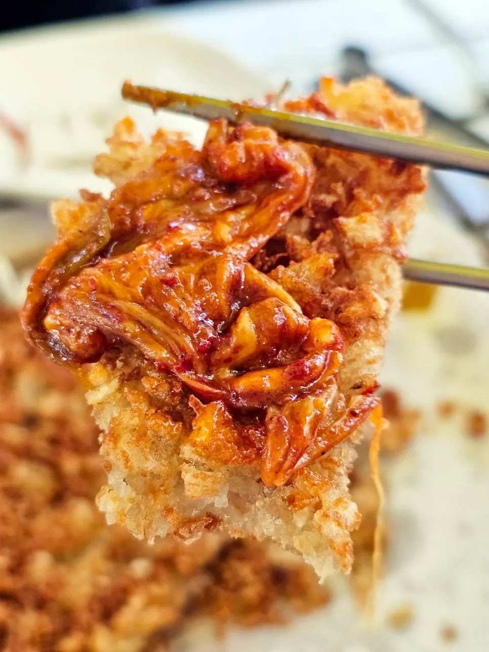 졸아든 양념과 치즈에 감자전을 올린 조합