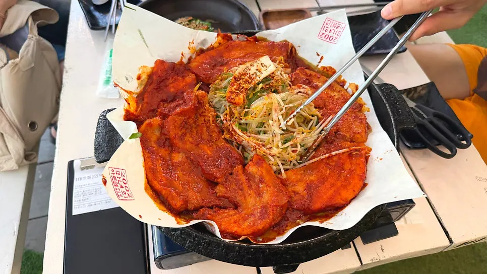 員工代為烤製的番茄醬五花肉