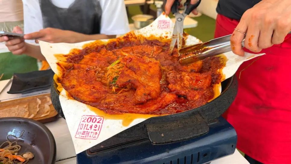 鐵板上正在熟成的番茄醬五花肉
