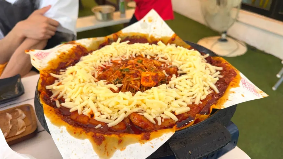 豐盛鋪上起司的五花肉
