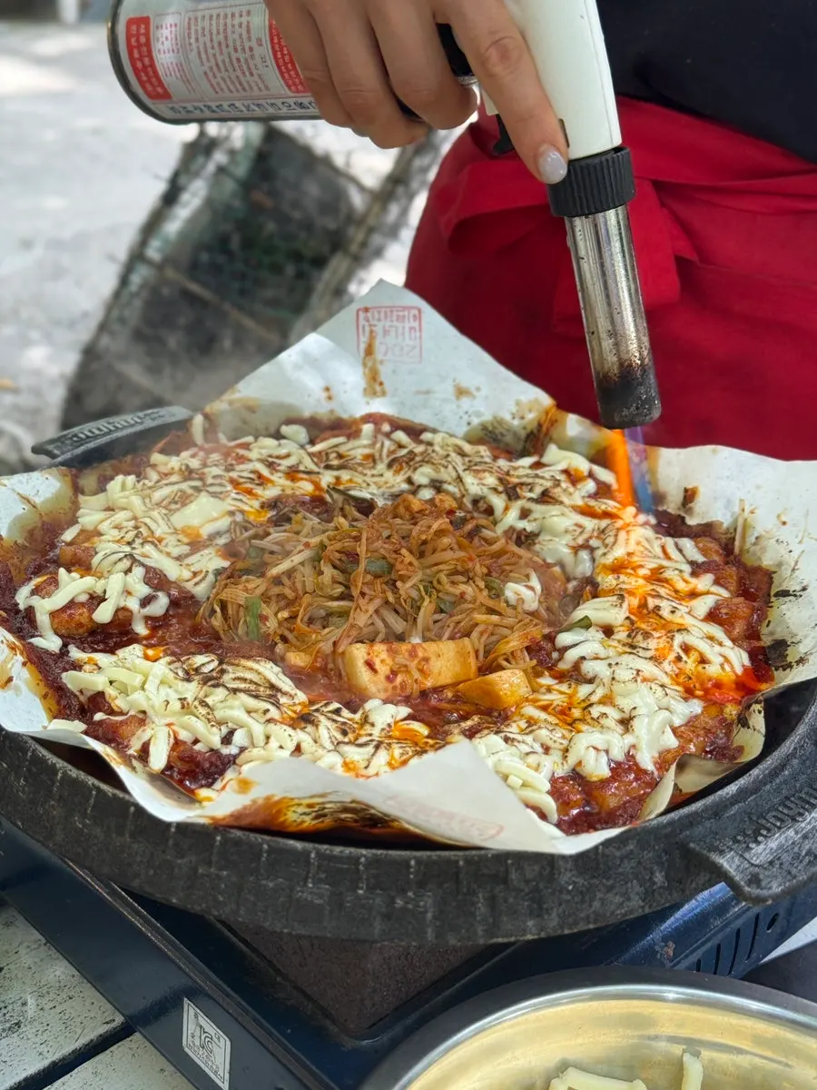 불판 위에서 익어가는 토마토장 삼겹살