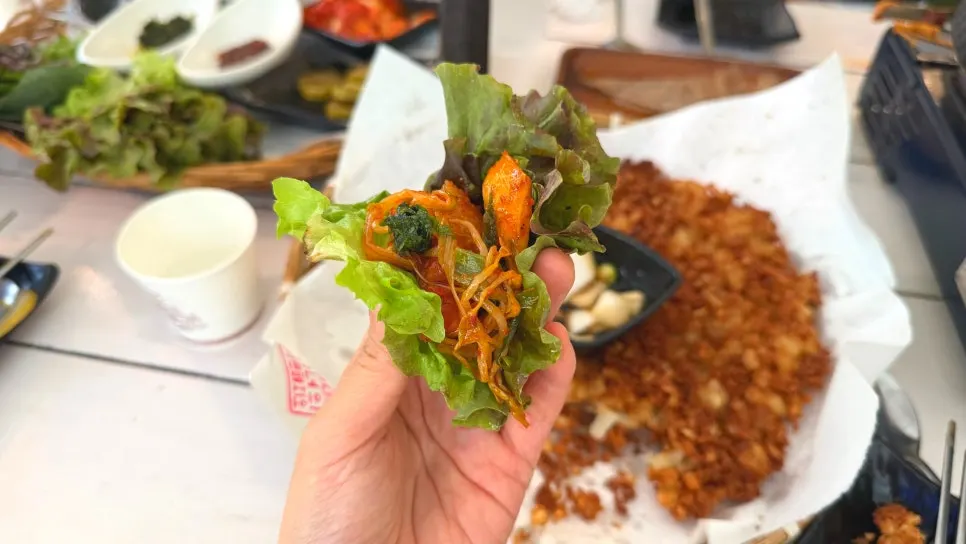 搭配煎餅皮、海苔、生菜享用的一塊五花肉