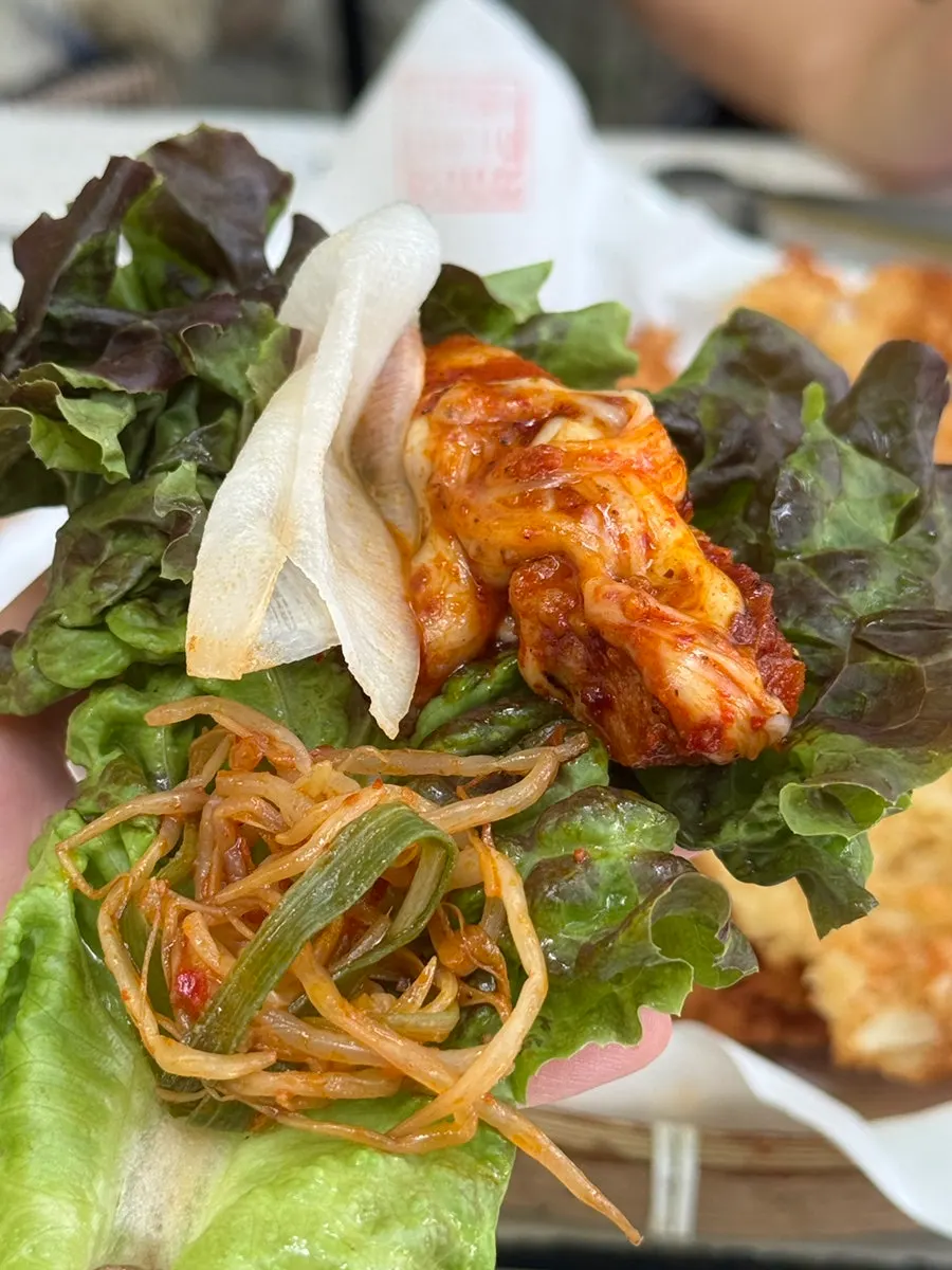 치즈와 숙주를 곁들인 삼겹살