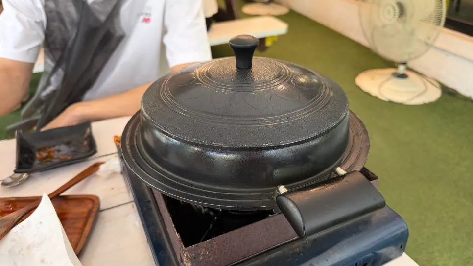 用餐後的溪谷旁野炊桌位