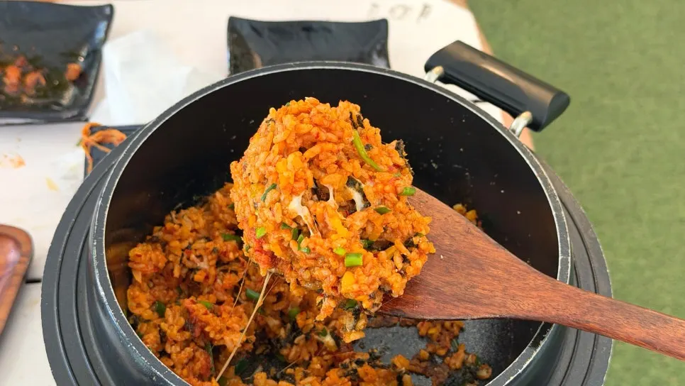鍋巴口感明顯的明太魚子炒飯一勺