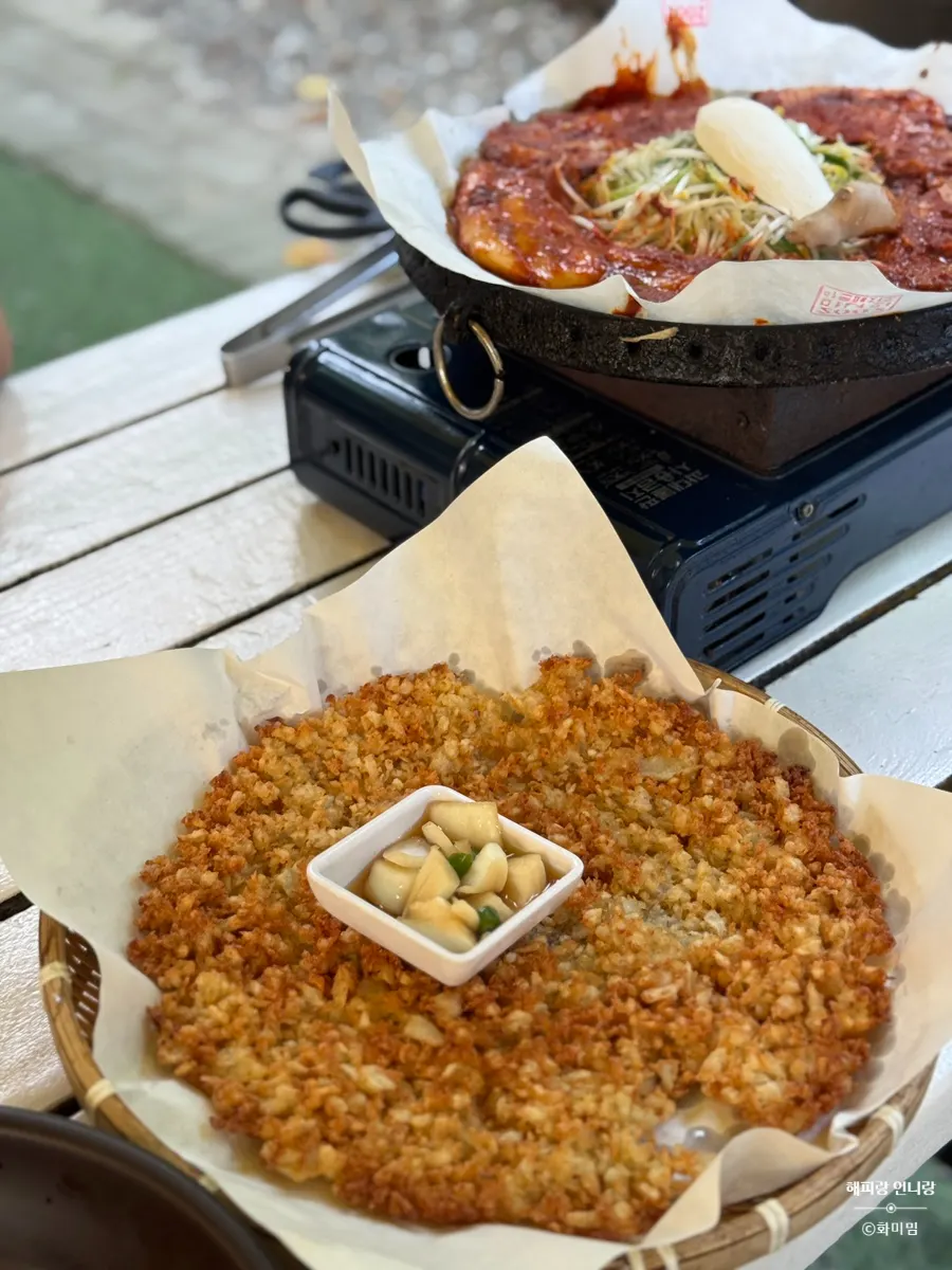 Vertical photo of the outdoor grill restaurant beside Myojeoksa Valley
