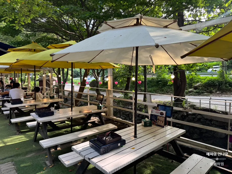 Full view of the outdoor terrace seats beside the valley