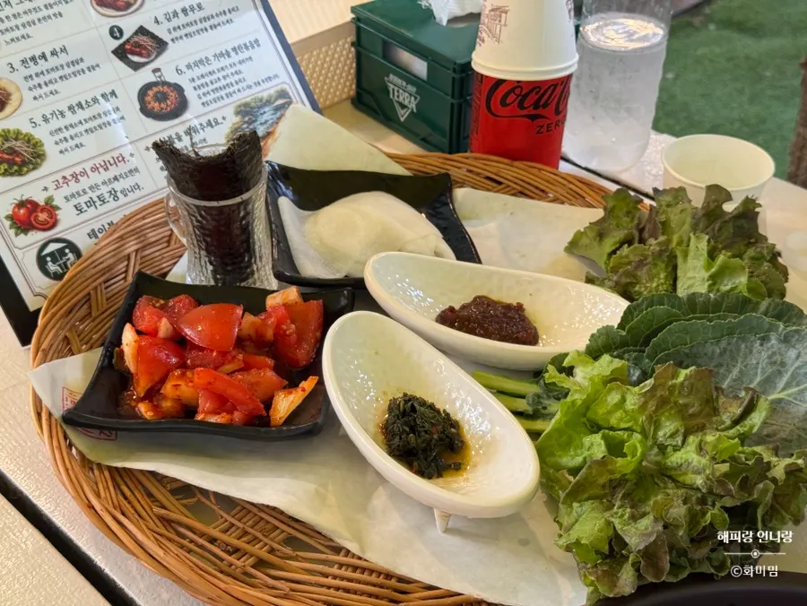 Tomato sauce pork belly wrapped in lettuce