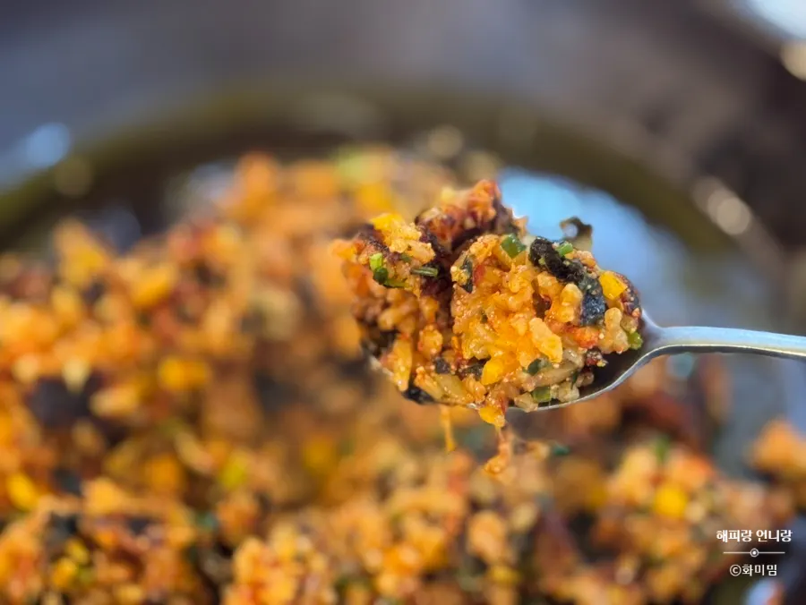 Pollack roe scorched-rice served in a small cauldron