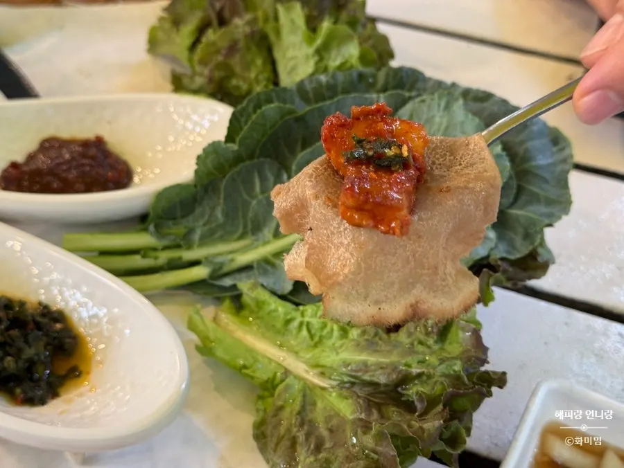 Seaweed and green onion shreds among the side dishes for the meat