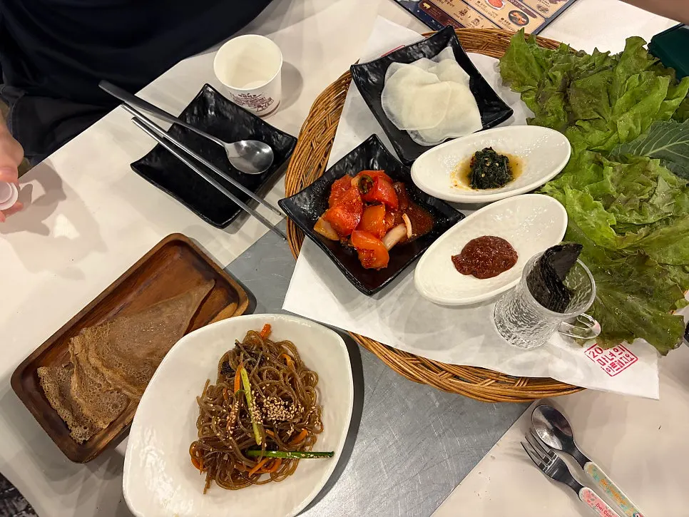 Side dishes set out after ordering
