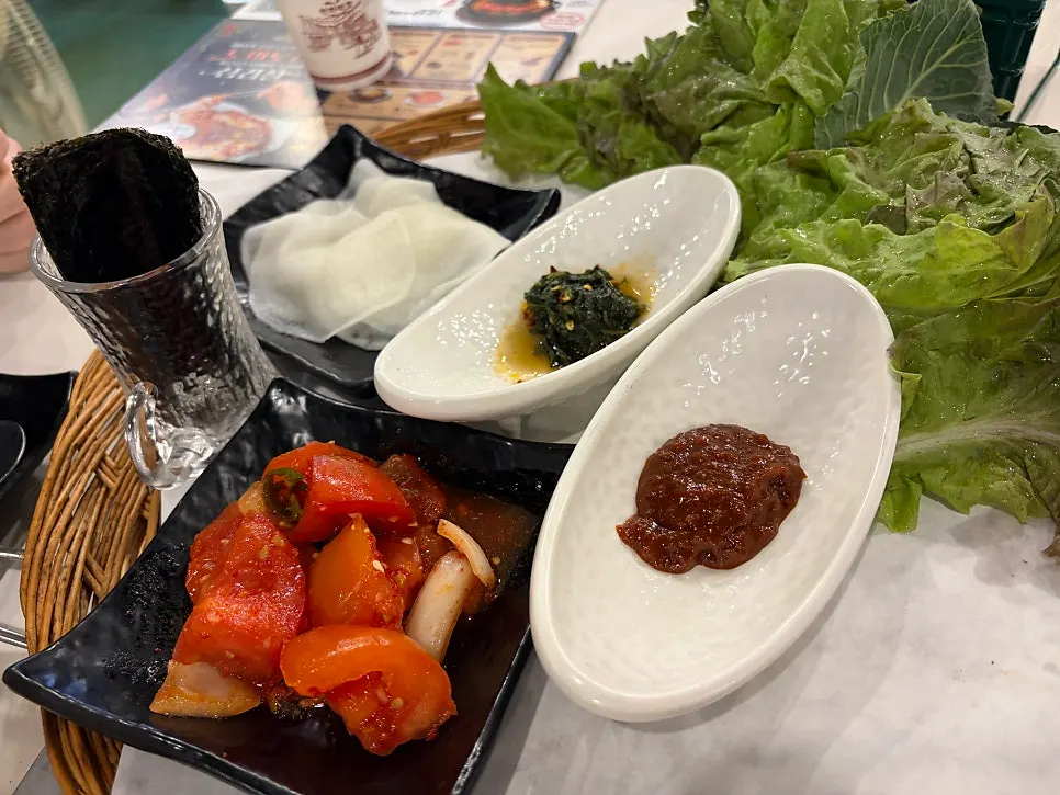 Wrap vegetables, pickled radish, seaweed, and tomato kimchi set
