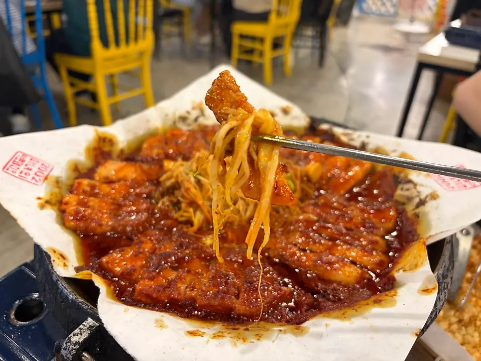 Fully cooked tomato-jang pork belly with bean sprouts