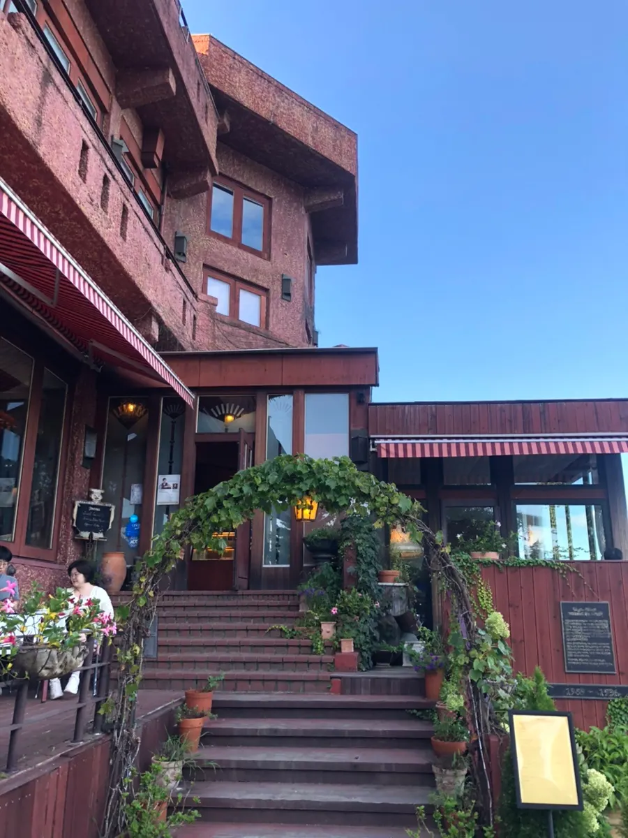 Visit to a large Namyangju café with a Bukhangang River view