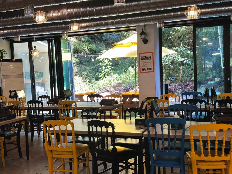 식사 자리 옆으로 흐르는 맑은 계곡물