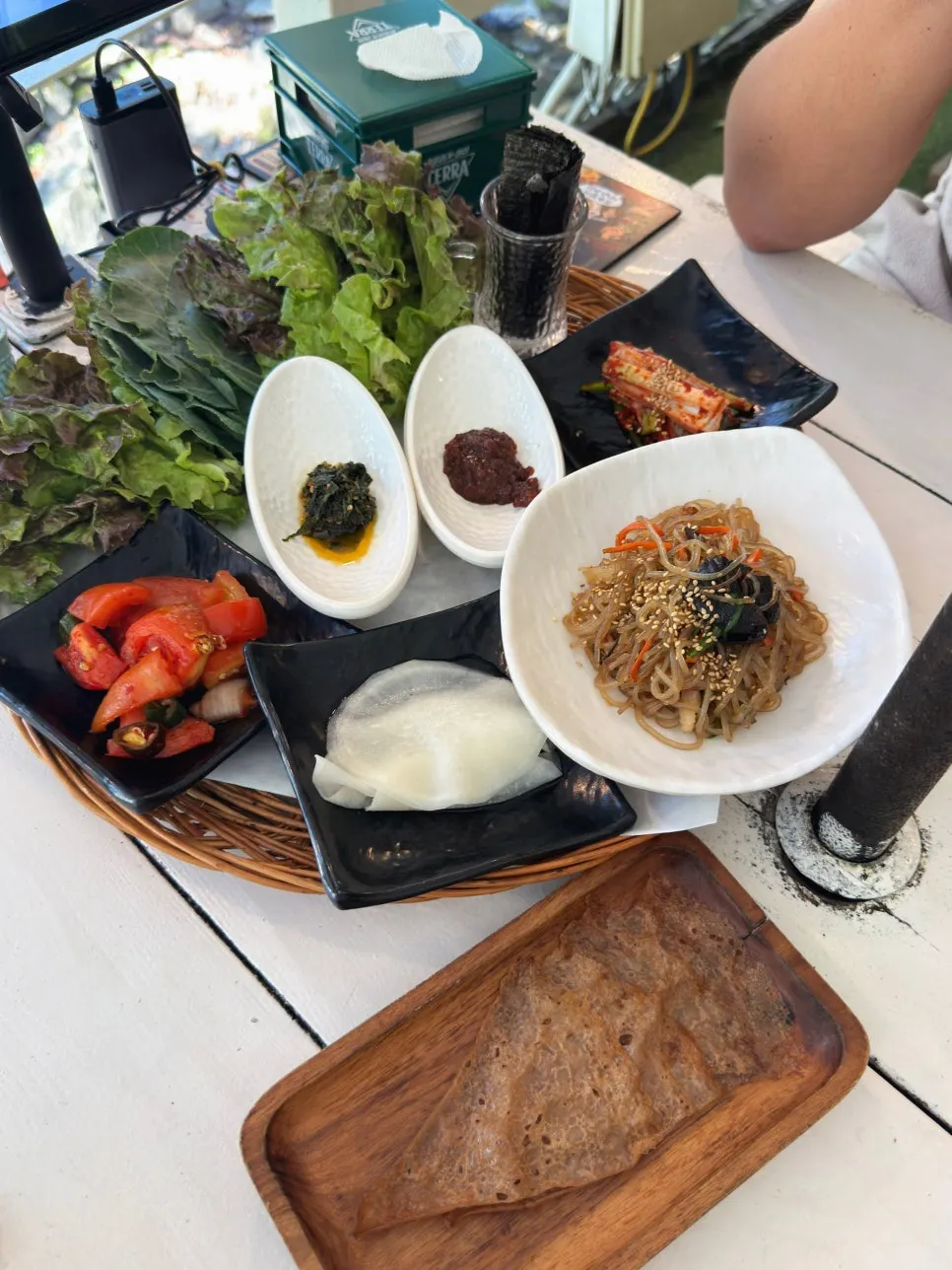 토마토장삼겹살 주문 시 나오는 기본 밑반찬