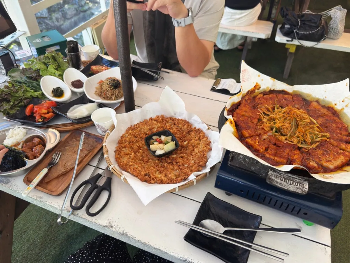 토마토장 삼겹살과 감자전이 차려진 한 상
