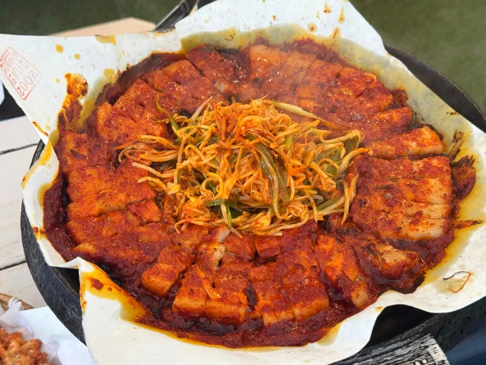 한지 위에서 구워지는 토마토장 삼겹살